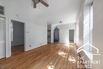 2736 W Chicago Ave, Unit 2R in Chicago, IL - Foto de edificio - Building Photo