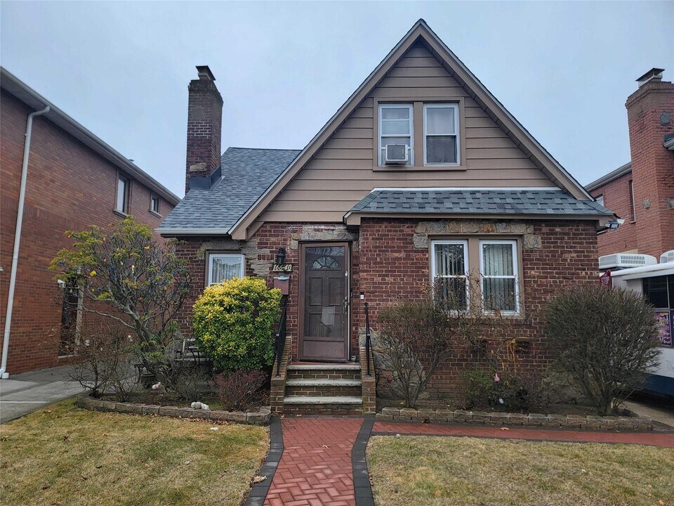 166-40 17th Ave in Queens, NY - Building Photo