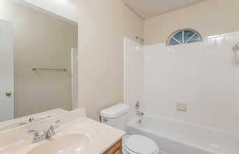 4220 E Meadow Dr in Duluth, GA - Building Photo - Building Photo
