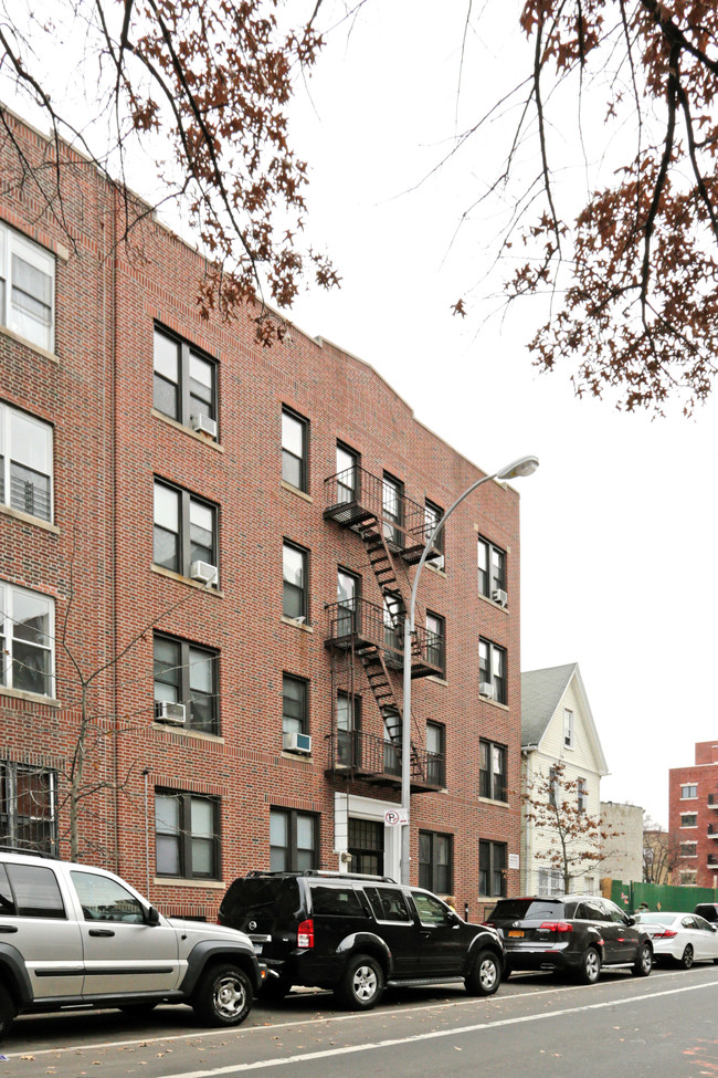 2585 36th St in Astoria, NY - Foto de edificio - Building Photo