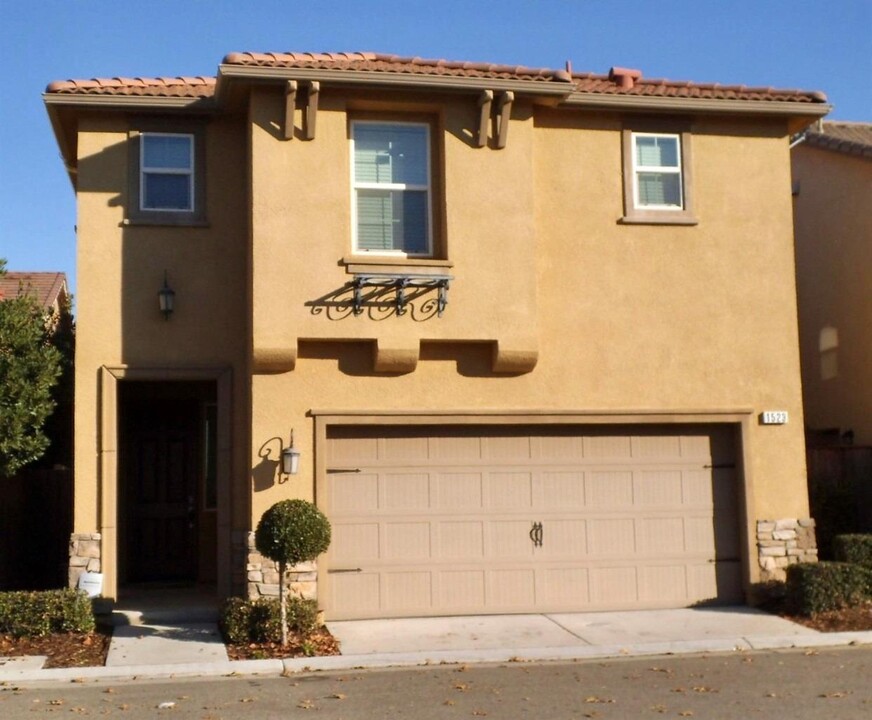 1523 N Strada Way in Clovis, CA - Foto de edificio