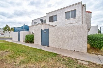 5214 N 42nd Ln in Phoenix, AZ - Building Photo - Building Photo