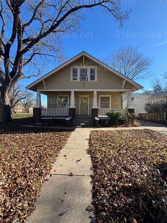 222 N Washington St in El Dorado, KS - Building Photo