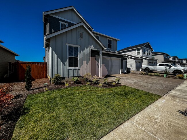 1403 Sunflower St in Woodburn, OR - Building Photo - Building Photo