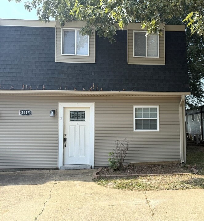 2213 Spence Cir-Unit -2 in Jonesboro, AR - Building Photo