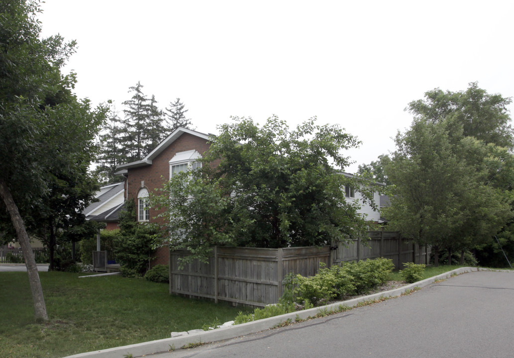 Pine Tree Lane in Burlington, ON - Building Photo