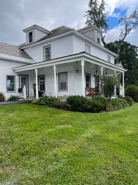1169 Essex Rd in Williston, VT - Foto de edificio