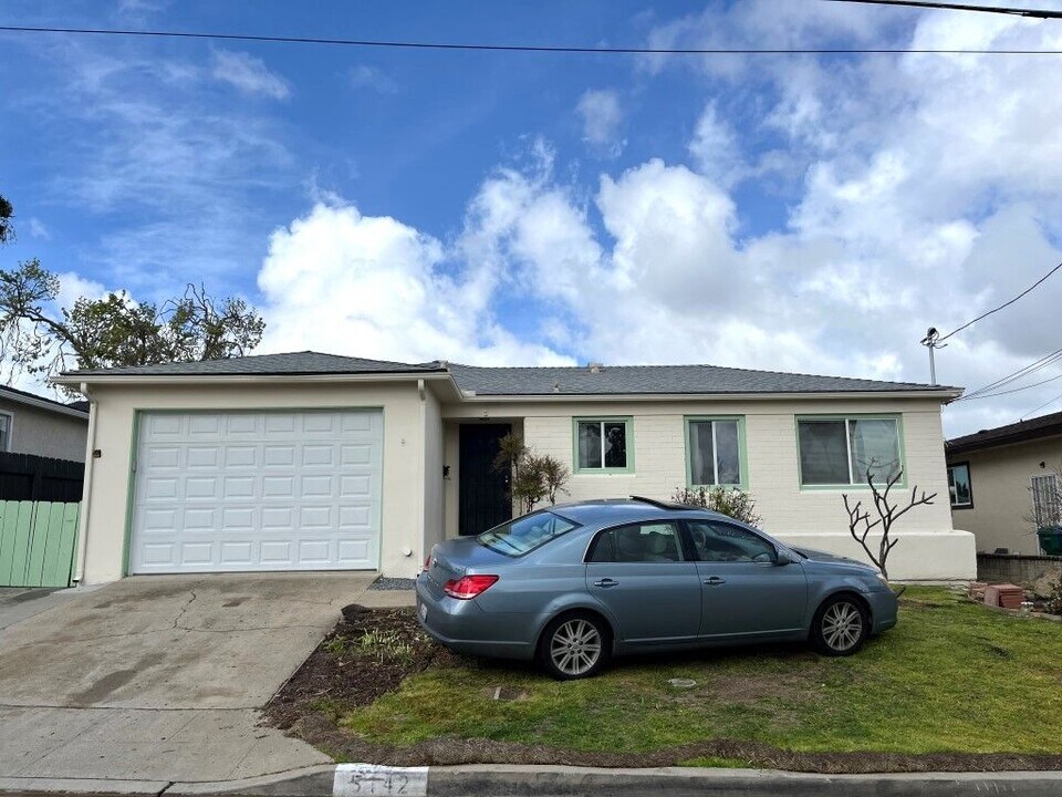 5142 Brockbank Pl in San Diego, CA - Building Photo