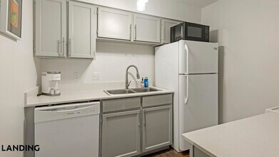 1071 Clayton Ln, Unit M1424 in Austin, TX - Foto de edificio - Building Photo