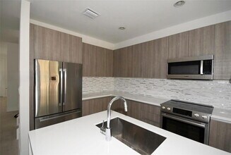 10259 NW 72nd Terrace in Doral, FL - Building Photo - Building Photo