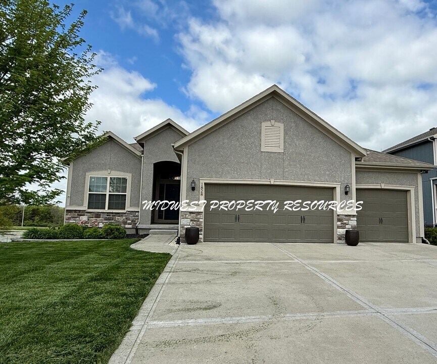 1828 NE Riley Dr in Lee's Summit, MO - Building Photo