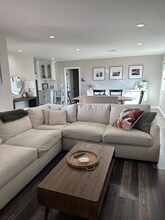 15422 Norwich Cir in Huntington Beach, CA - Foto de edificio - Building Photo