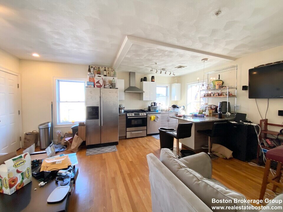 128 Hillside St in Boston, MA - Building Photo