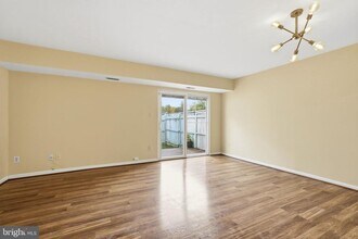 168 Edinburgh Square in Sterling, VA - Building Photo - Building Photo