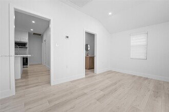 129 SW 9th Ave, Unit 1 in Miami, FL - Building Photo - Building Photo