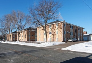 5324-5340 Hanson Ct N in Crystal, MN - Foto de edificio - Building Photo