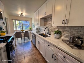 1521 E Canfield Ln-Unit -9 in Anaheim, CA - Foto de edificio - Building Photo