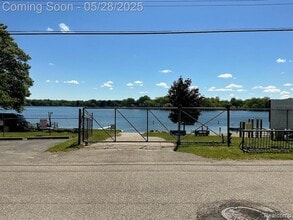 7230 Sandy Beach Dr in Waterford Township, MI - Building Photo - Building Photo