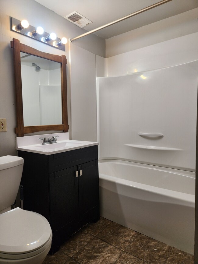 578 W 6th St, Unit 1 in Winona, MN - Building Photo - Building Photo