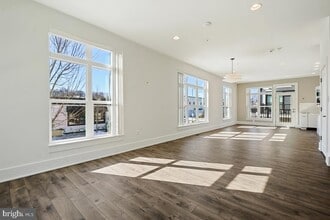 11300 Emerald Park Rd in Potomac, MD - Building Photo - Building Photo