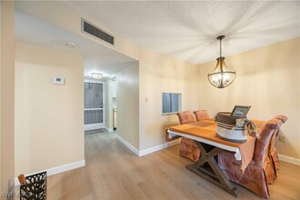300 Forest Lakes Blvd in Naples, FL - Foto de edificio - Building Photo