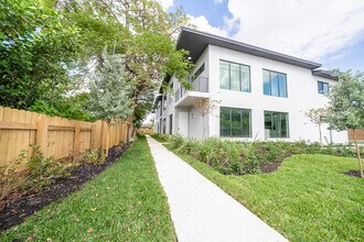 333 NW 41st St in Oakland Park, FL - Foto de edificio - Building Photo