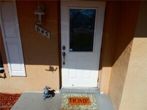 643 92nd Ave N in Naples, FL - Foto de edificio - Building Photo