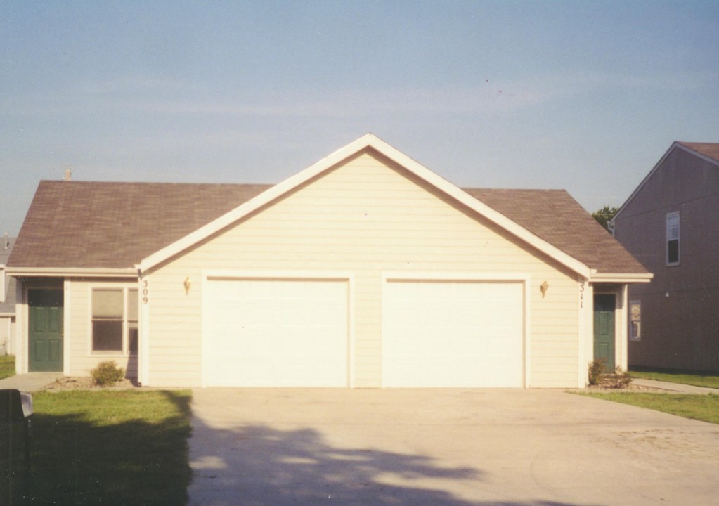 301-311 Washington St in Baldwin City, KS - Building Photo