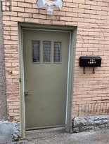 256 E Main St in Welland, ON - Building Photo