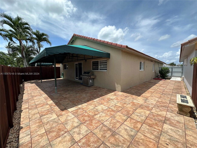 7472 NW 169th Ln in Hialeah, FL - Foto de edificio - Building Photo