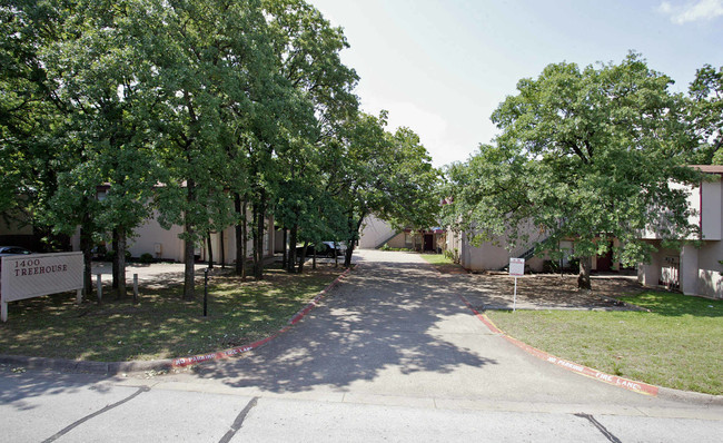 Treehouse Apartments in Arlington, TX - Building Photo - Building Photo