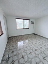 957 W 67th St in Hialeah, FL - Building Photo - Building Photo