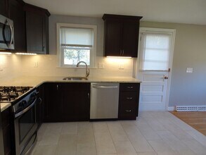 2 Lantern Ln in Burlington, MA - Foto de edificio - Building Photo