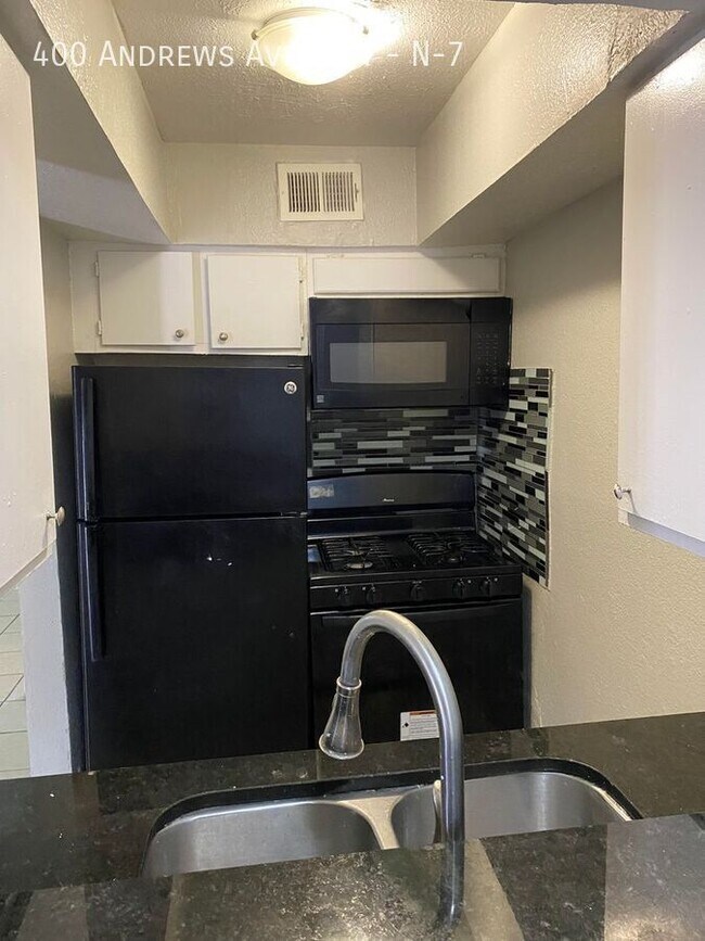 400 Andrews Ave in Dallas, TX - Building Photo - Building Photo
