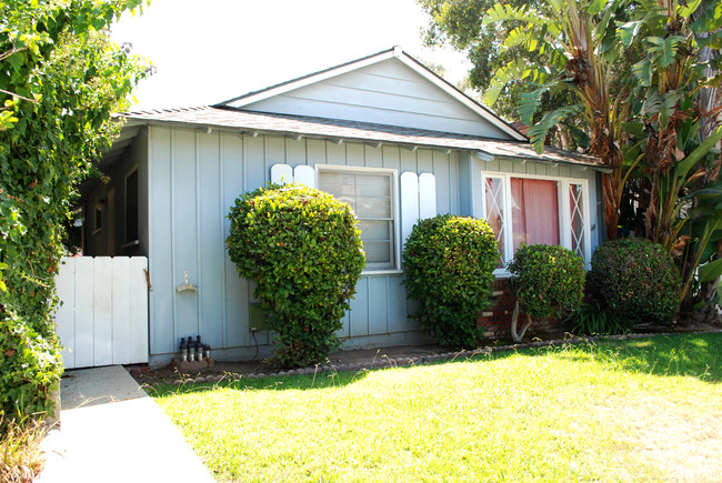 702-704 Begonia Ave in Corona Del Mar, CA - Building Photo - Building Photo