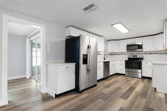 7415 San Salvadore Dr in Port Richey, FL - Building Photo - Building Photo