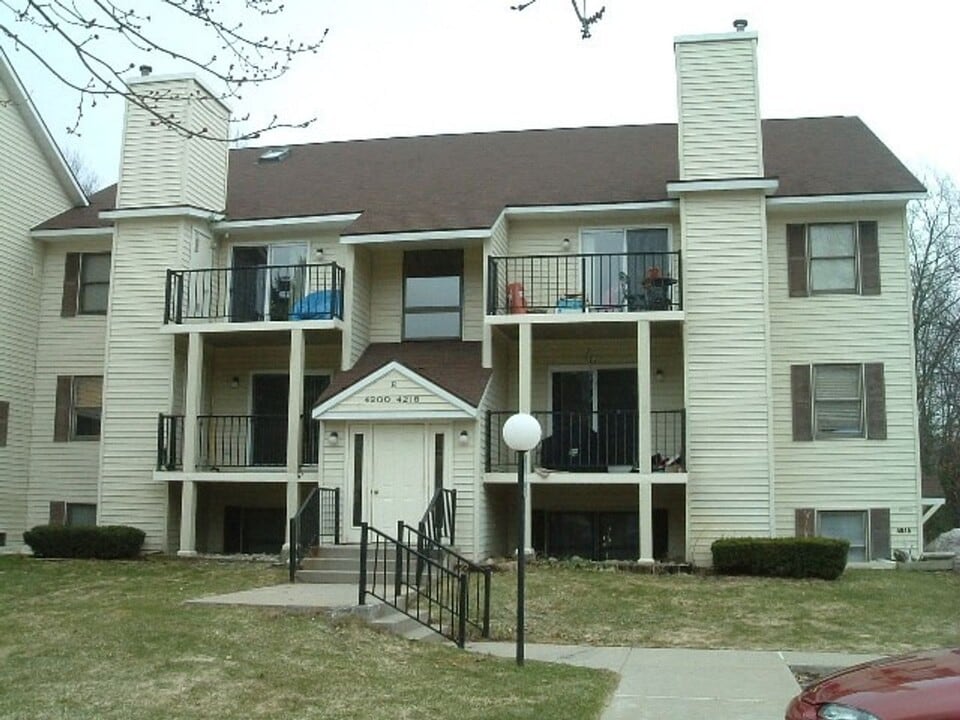 4202 Mitchell Creek Dr in Traverse City, MI - Building Photo