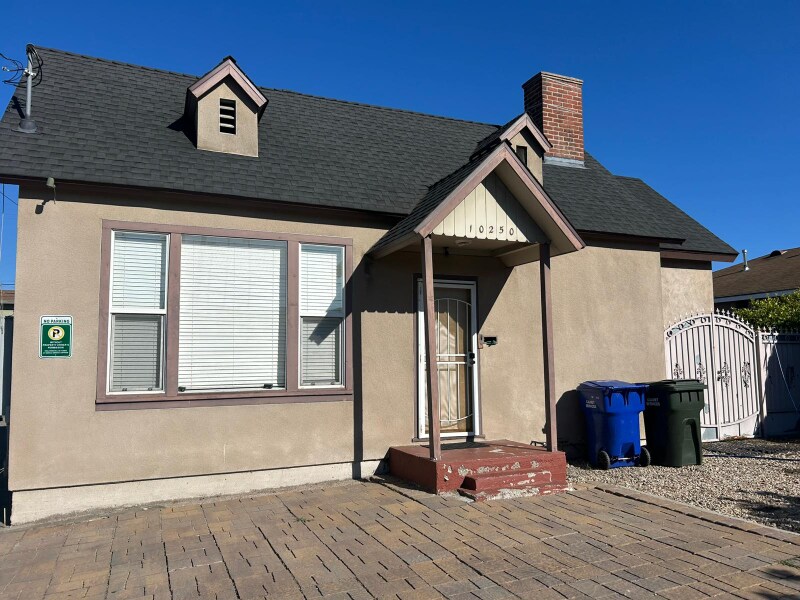 10250 Western Ave in Downey, CA - Building Photo
