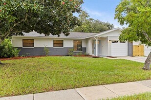 1353 Wildwood Ct in Dunedin, FL - Building Photo