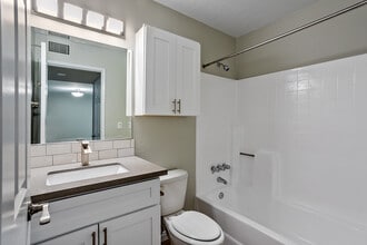 Altair Apartments in Burbank, CA - Foto de edificio - Building Photo