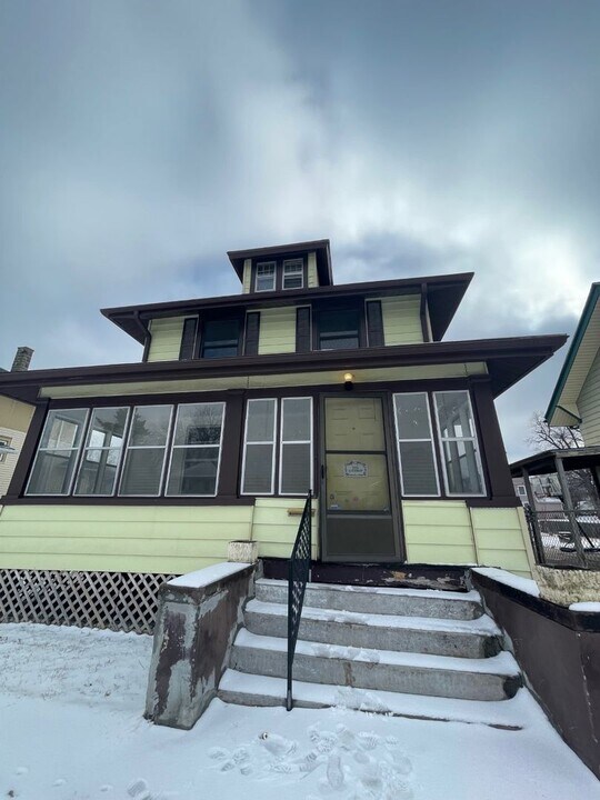 2121 Lothrop St in Omaha, NE - Building Photo