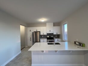 311 Trammel Rd in Ottawa, ON - Building Photo - Building Photo