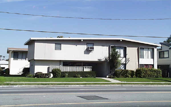 13415 Victory Blvd in Van Nuys, CA - Building Photo - Building Photo