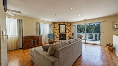 448 Delle Dr in Crestline, CA - Building Photo - Building Photo