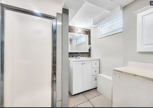 25 E 13th St in Huntington Station, NY - Foto de edificio - Building Photo