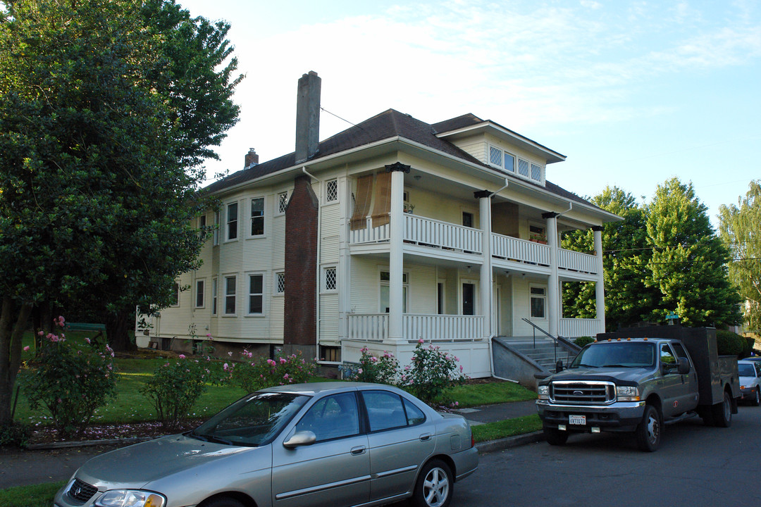 132 SE 18th Ave in Portland, OR - Building Photo