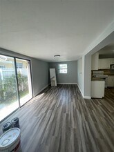 262 Northwest Dr, Unit 262 in Miami, FL - Building Photo - Building Photo