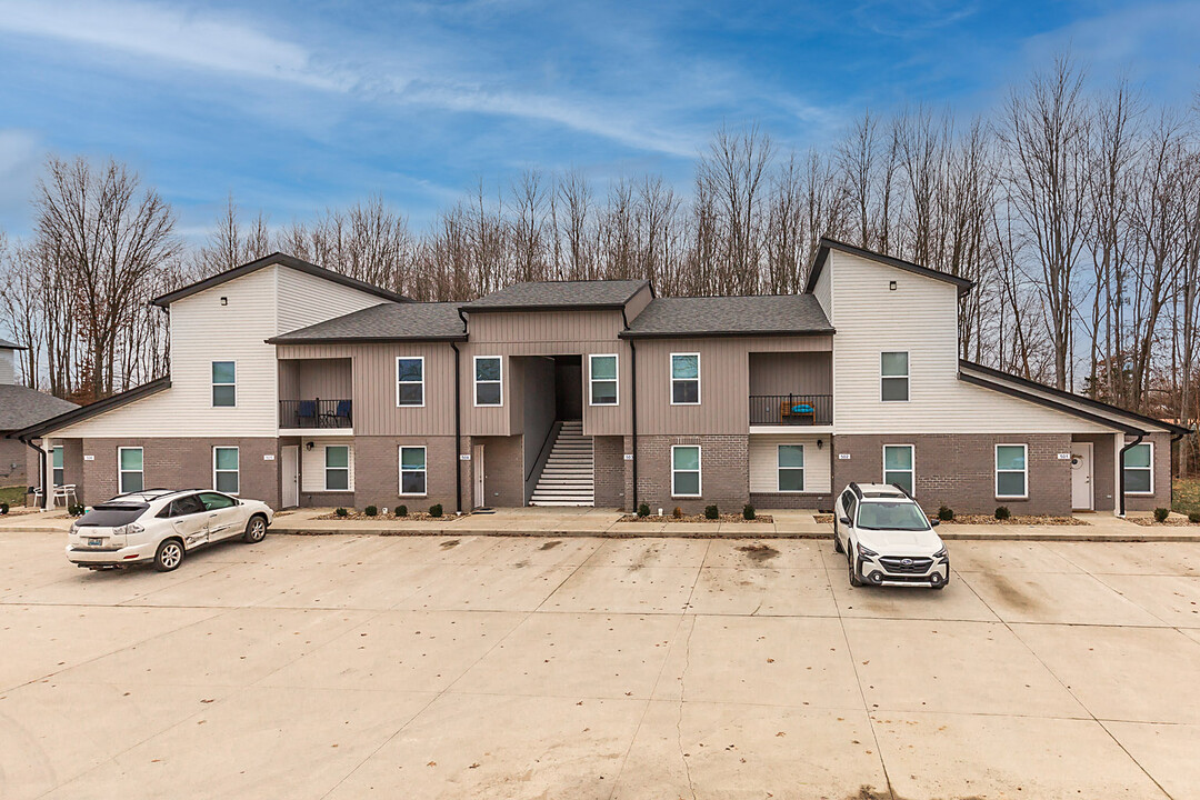 504 Courtyard Ln in Amelia, OH - Foto de edificio