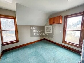 735 S Wisconsin St-Unit -2-second floor in Mitchell, SD - Building Photo - Building Photo