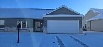 621 Stephanie Ct in Washington, IL - Building Photo